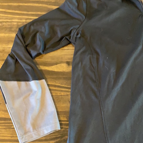 Under Armour lightweight 1/4 zip - Picture 2 of 7